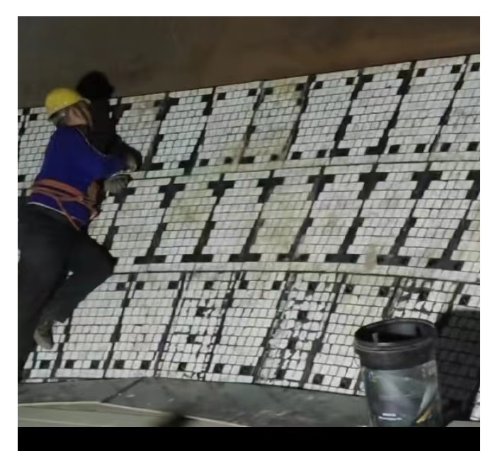 �մɸ��ϳİ��Ʒ�����ǽ�����մ�Ƭ�����𽺰壬�����¸�ѹ��ճ�ӳ�һ�壬Ȼ���پ���ȴ�����͡���ĥ�ȹ���������������ϼ���Ҫ�� �Ĵ���Ʒ�������պϸ��ٰ�װ��⡣