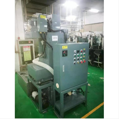 Զ�ķ����ϵ���������ʡ�����֮�ӹ�Һ����һ���ٻ�ת֮Ͱ�壬���üӹ�Һ����������ؽϴ�Ե�ʣ�������������Ӱ�죬��������Ͱ���ڱڣ��徻ˮ�����Ĳ�֮�Ϸ�������