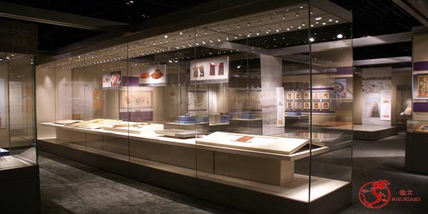 ȫ��������ͨ������ƹ��������ƹ�ϵͳ��װ�ڶ��������ڣ������������ܷ��չʾ�ռ���ȫ���롣�����ڵĵƹ���ɢ�����з������ߡ����ȼ����ȷ�ɢ�ƹ⹦�ܡ�չ��װ�ڻ����ϡ��������������չʾ��չƷ�����չƷ�Լ��Ի��������нϸ�Ҫ���չƷ��չ�������в��ϼ����洦�����ﵽ���ʹ��ϱ�����׼��