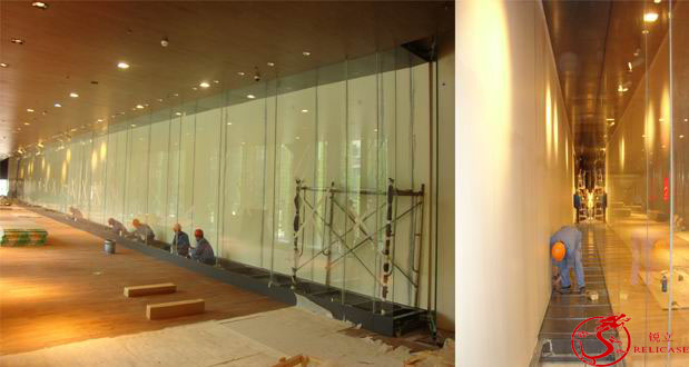 ȫ�������Ͷ๦��չ���䱸����ƹ����������ߡ����ܺá���ȫ�Ը���ʹ�÷��㡣չ�񳤶ȿ���������չ��ͨ��Ϊ�൥Ԫ�����ʽ����ǽ��Ƕ��ǽ�尲װ������չʾ̨������չʾϵ��չ��ṹ��״�г����Ρ�����ʽ��ʮ��ʽ��L�Ρ�U�Ρ�չ��ߴ�������չ���ṩһ�����޵�չʾ�ռ䣬������ѡ�����е�һ�鲣������չ���ţ�������չʾ�󲿷ֵĸ������ͨ���Լ�ǿ���ر��ʺϻ�չ��һ������ϵ�е�չ����Ҳ�����ڶԻ�������Ҫ�󼫸ߵĳ��������еĲ��Ϻͱ��洦�����������ﱣ����ʱ�׼��������߶� 5�� ��������ſ��� 2�ס�