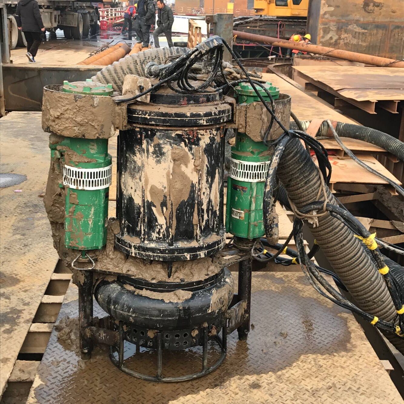 PSQ����ĥ�Ͻ�Ǳˮ��ɳ���ǵ����ˮ��ͬ��Ǳ������й�����ˮ����е���ñù����������øߺϽ���ĥ�������죬���нϺõ���ĥ�ԣ�����ͨ�������������ͺ��нϴ�����������ɳ���ཬ���󽬡�ú����ɰʯ�Ƚ���.��ϵ�в�Ʒ���չ������Ƚ�����������죬ˮ�ó���Ҷ�����ڵײ�����һ�׽���Ҷ�֣��ܽ������������������������ˮ����û�и���װ�õ������ʵ�ָ�Ũ�����͡����ص��ܷ�װ���ܹ���Чƽ����������ѹ�����ϴ��޶ȱ����˻�е�ܷ�Ŀɿ��ԣ�������ù��ȱ�������ˮ��Ᵽ���ȶ��ֱ�����ʩ���ܹ��ڶ��ӵĹ��������³��ڰ�ȫ�����С�