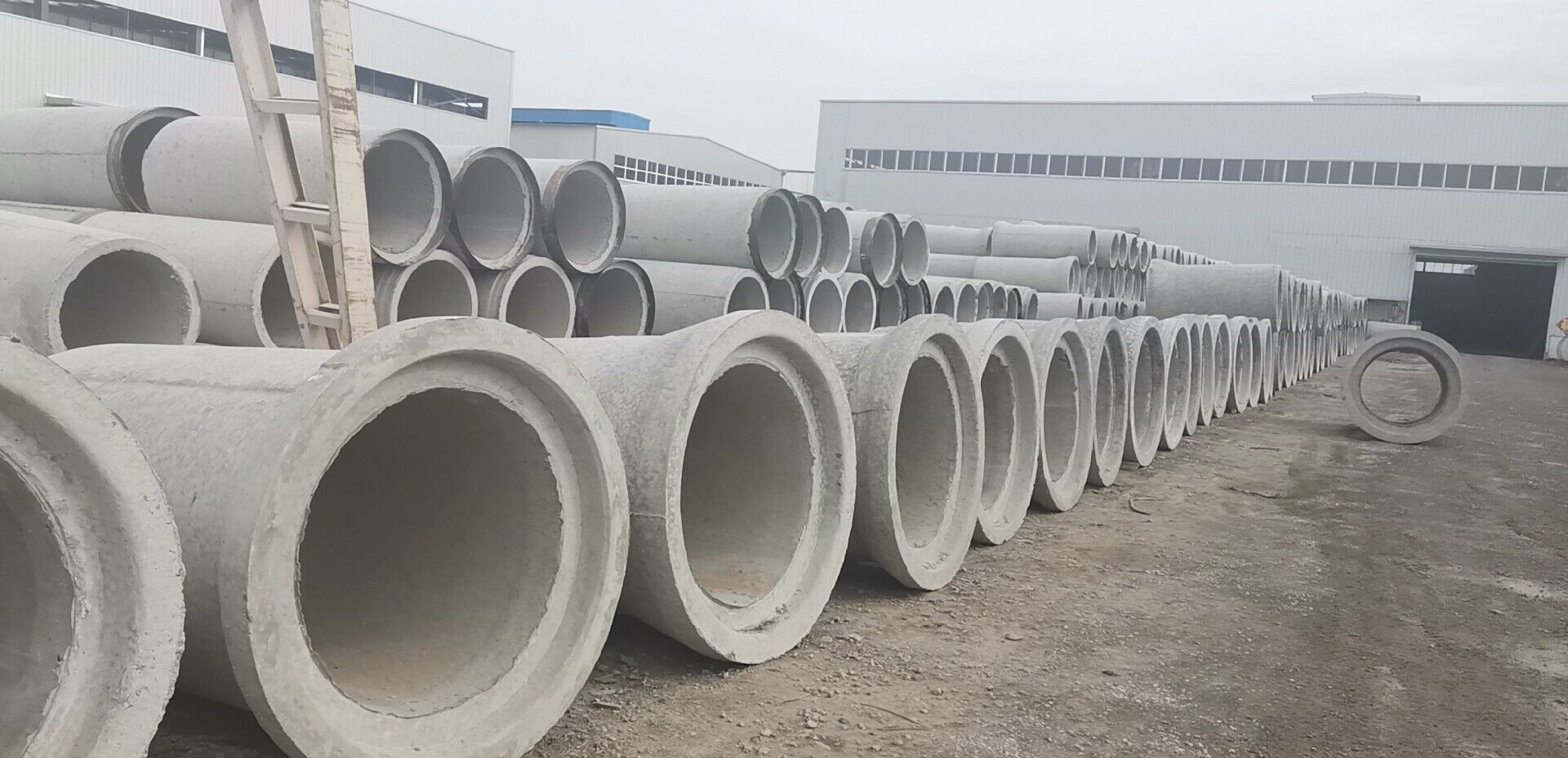 �˹��ղ��ð��Ӳ�Ի���������ʽ������ģ�񶯲�����ѹ���ͣ�����ʱͨ������ģ����������ĵ������Ժõ�������ʵ���������Ӷ��õ�C50��ǿ�ȵĹ����������ʹ�ܵ��Ŀ����������Ϳ������ܽ����ĺ�����������������ǿ��ͬʱ�˹��յ��Źֽܸ�����������ȣ�����������ġ��������ոֽ���λ�ơ�������ɢ������󣬱����˹ܲĵ�ʹ������50�ꡣ