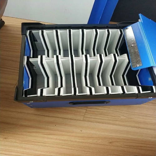 ���ܰ���Ҫ Ӧ���ڵ��ӣ���װ����е���Ṥ��������ʳƷ��ҽҩ��ũҩ���ҵ磬��棬װ�꣬�Ļ���Ʒ����ż��������﹤��ҽҩ�����ȸ�����ҵ������һ�����͵Ļ����Ͱ�װ���ϡ� PP�пհ���һ����ɫ�������ϣ�����Ӧ�÷ǳ��㷺���ڹ���Ŀǰ���������ã����������������ֽ��װ���ϣ����ڹ���һЩ��ҵҲ��������������װ�β����ã�PP�пհ���Ϊ��Ӧ�ù㷺��ʹ�÷��㣬�ֳ���ͨ�壬��㷺���ڹ�汳�����ľ߲��ϡ���ҵ��װ����Ʒ����ȣ��������������ת�䣬�ɲ�ж������䡢��Ʒ��װ���Լ������и���ȡ��пհ�һ����û�������Ⱦ�ɻ��������Ծ۱�ϩ��PP��������ϩ��HDPE����֬�͸��ָ����������ɣ�������һ�־�̼������PC���пհ壬�ֳ�����壬��������¡�塢PC�пհ壬���Ը����ܵĹ�������PC��֬�ӹ����ɣ�����͸���ȸߡ����ᡢ����������������ȡ���ȼ�����ϻ����ص㣬��һ�ָ߿Ƽ����ۺ����ܼ���׿Խ�����ܻ��������ϰ�ģ���Ŀǰ�������ձ���õ����Ͻ������ϡ�