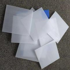 ���ܰ���Ҫ Ӧ���ڵ��ӣ���װ����е���Ṥ��������ʳƷ��ҽҩ��ũҩ���ҵ磬��棬װ�꣬�Ļ���Ʒ����ż��������﹤��ҽҩ�����ȸ�����ҵ������һ�����͵Ļ����Ͱ�װ���ϡ� PP�пհ���һ����ɫ�������ϣ�����Ӧ�÷ǳ��㷺���ڹ���Ŀǰ���������ã����������������ֽ��װ���ϣ����ڹ���һЩ��ҵҲ��������������װ�β����ã�PP�пհ���Ϊ��Ӧ�ù㷺��ʹ�÷��㣬�ֳ���ͨ�壬��㷺���ڹ�汳�����ľ߲��ϡ���ҵ��װ����Ʒ����ȣ��������������ת�䣬�ɲ�ж������䡢��Ʒ��װ���Լ������и���ȡ��пհ�һ����û�������Ⱦ�ɻ��������Ծ۱�ϩ��PP��������ϩ��HDPE����֬�͸��ָ����������ɣ�������һ�־�̼������PC���пհ壬�ֳ�����壬��������¡�塢PC�пհ壬���Ը����ܵĹ�������PC��֬�ӹ����ɣ�����͸���ȸߡ����ᡢ����������������ȡ���ȼ�����ϻ����ص㣬��һ�ָ߿Ƽ����ۺ����ܼ���׿Խ�����ܻ��������ϰ�ģ���Ŀǰ�������ձ���õ����Ͻ������ϡ�